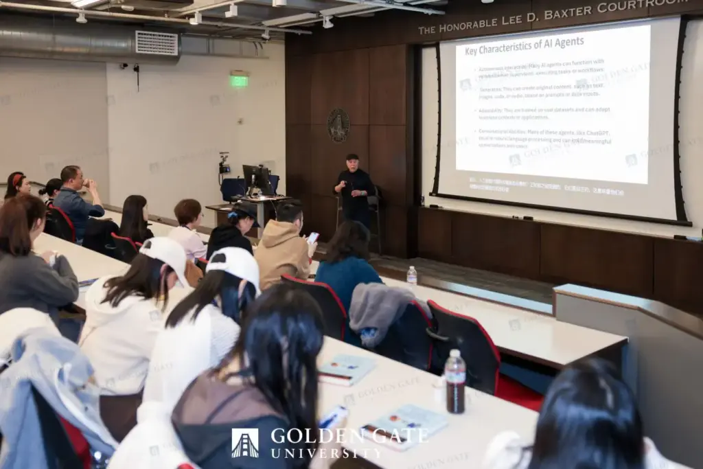 GGU 商業圖書館休憩區 ── 學員自由聚會,紅椅 + 灰布沙發 + 校徽布幔