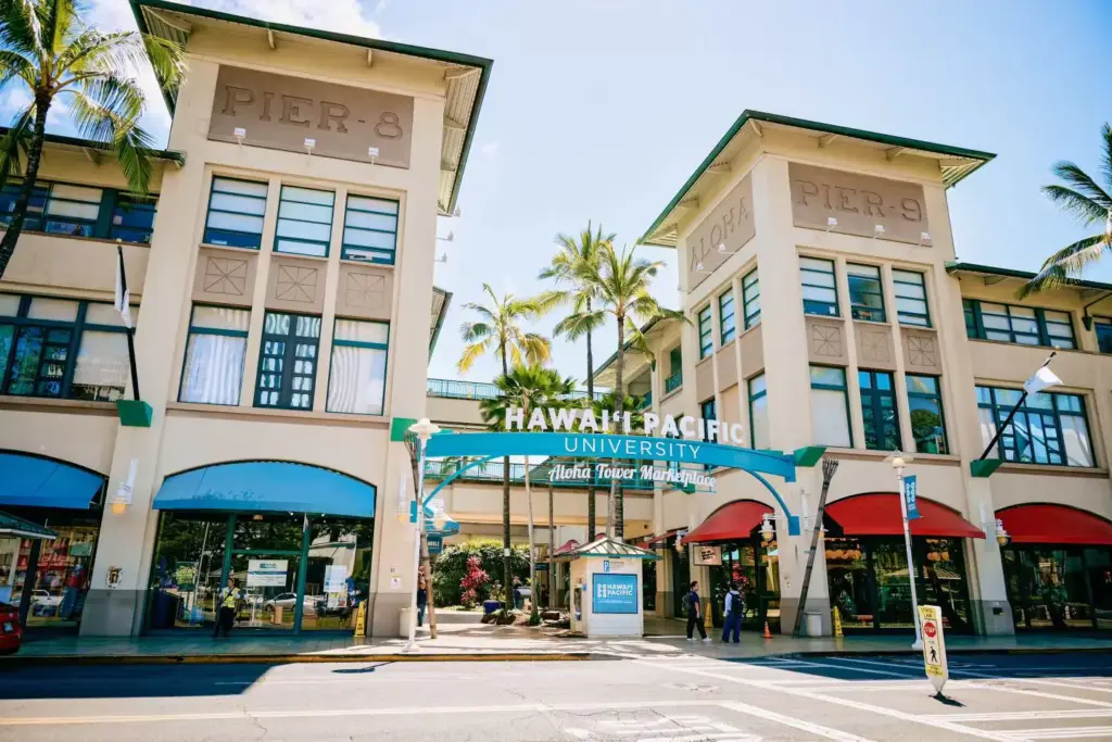 HPU 主校區 PIER-8 與 PIER-9 1926 年海運倉庫雙塔建築,前方為 Hawai'i Pacific University Aloha Tower Marketplace 入口拱門