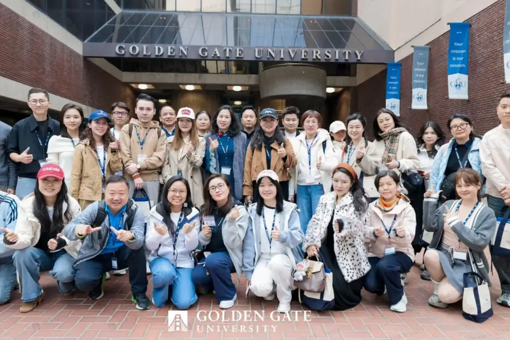 GGU 2026 年 5 月 7 日結業典禮 ── 學員手持藍色 GGU 學位文件夾合照