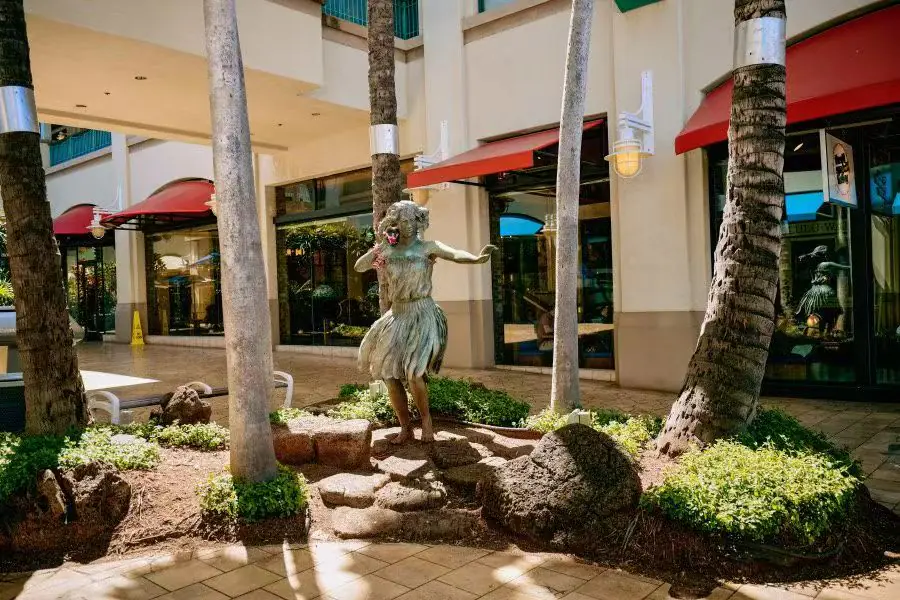HPU Aloha Tower Marketplace 中庭 hula 雕像,棕櫚樹與紅色拱形篷店面環繞