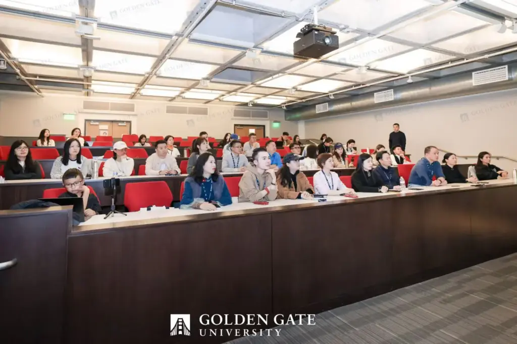 GGU 階梯教室聽講現場 ── 60-80 人容量,紅椅 + 黑色講桌 + GGU 字幕版