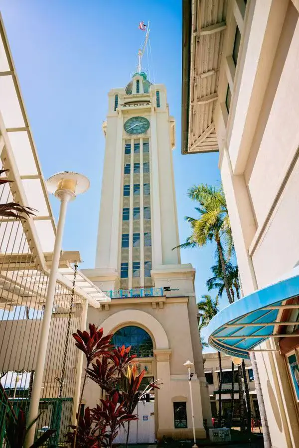 Aloha Tower 檀香山 1926 年百年歷史鐘樓仰望視角,HPU 主校區地標