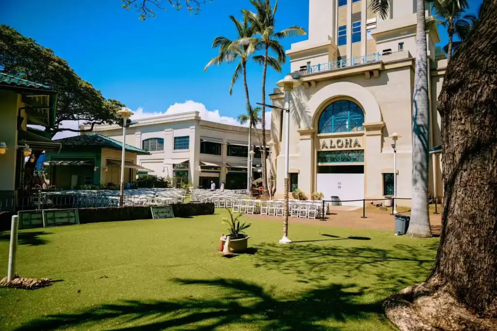 HPU 校園 ALOHA 建築前畢業典禮場域,草坪上整排白色折疊椅準備就緒