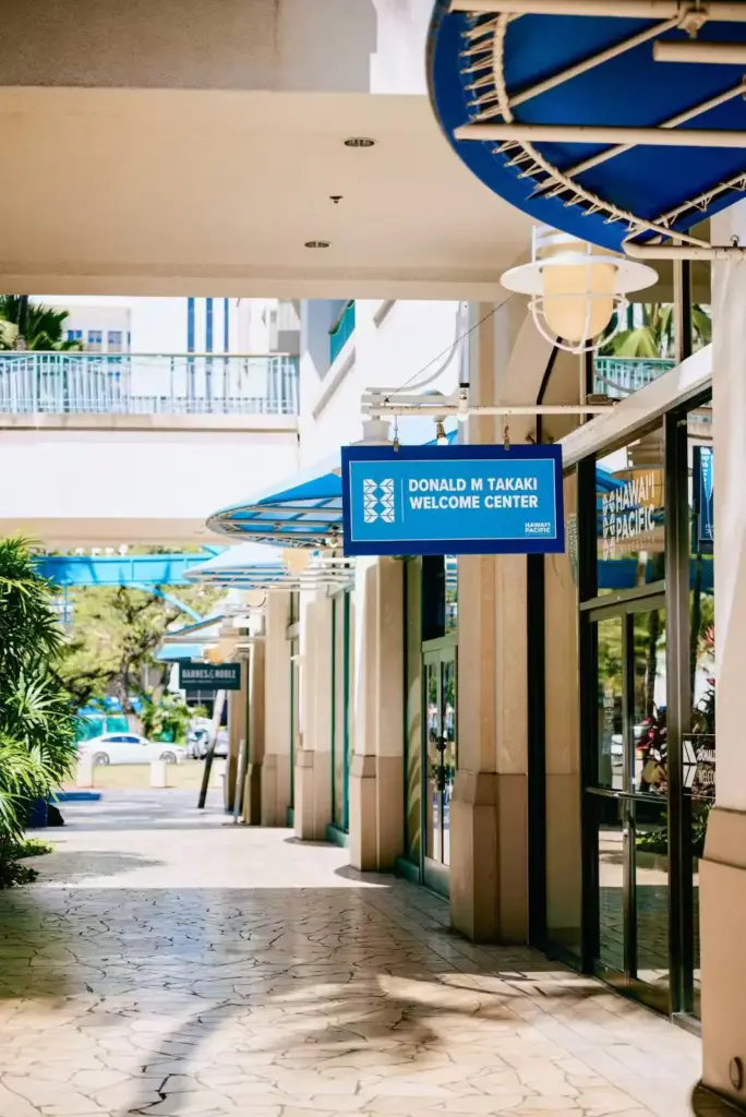 HPU Donald M Takaki Welcome Center 官方歡迎中心入口標示,藍色招牌